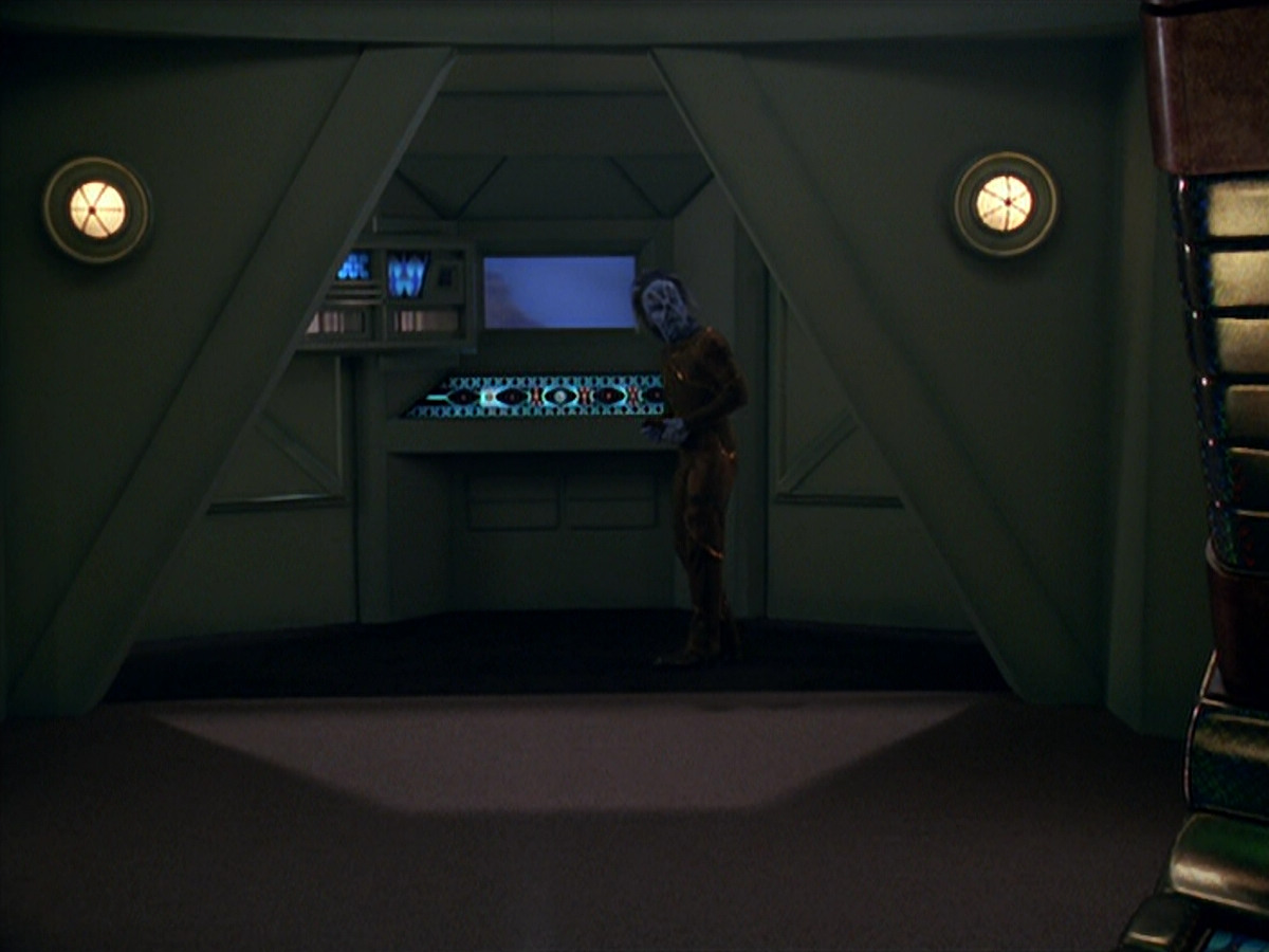 extant_StarTrek_VOY_5x20-ThinkTank_00094.jpg
