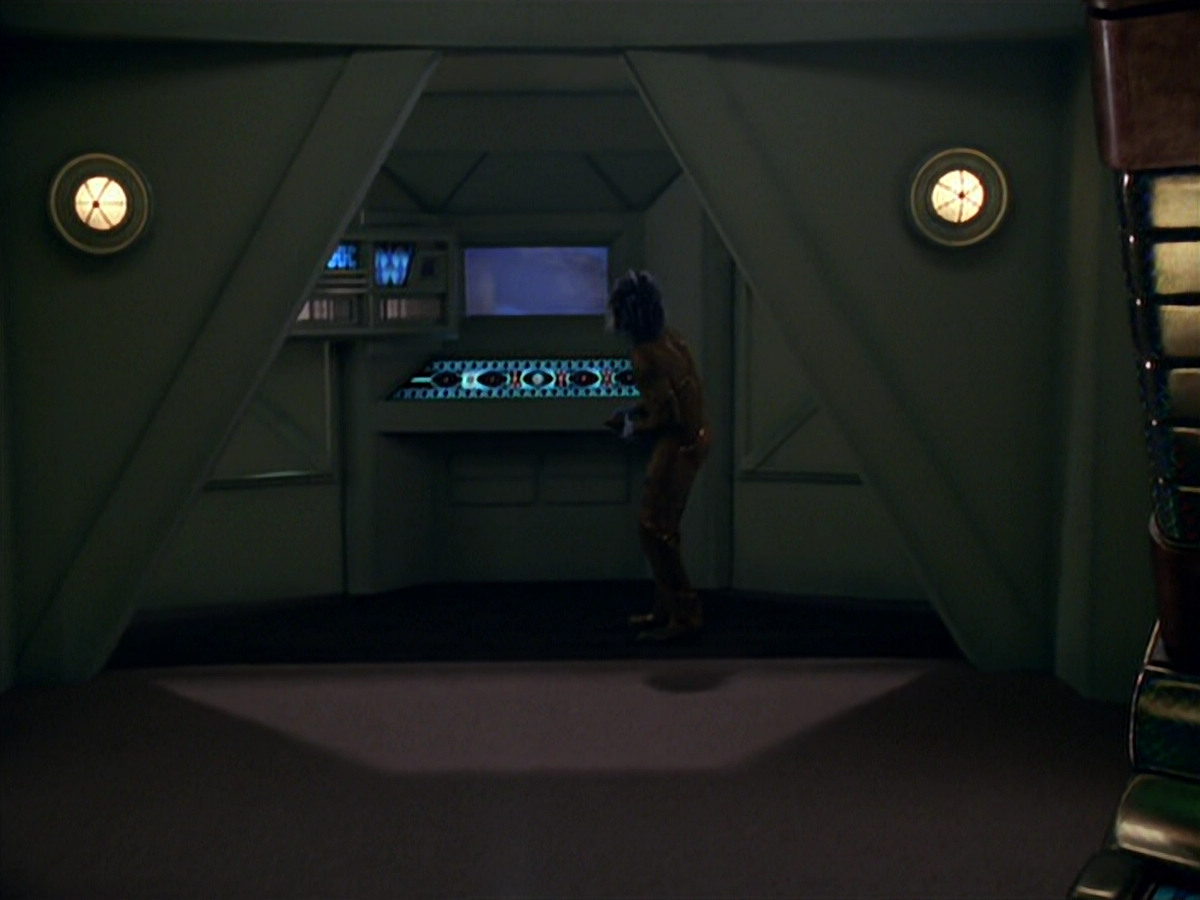 extant_StarTrek_VOY_5x20-ThinkTank_00098.jpg