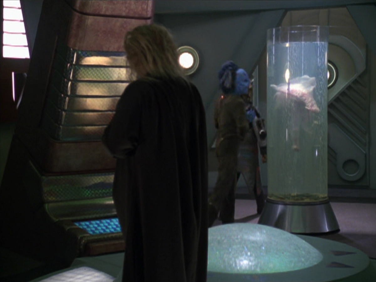 extant_StarTrek_VOY_5x20-ThinkTank_00340.jpg