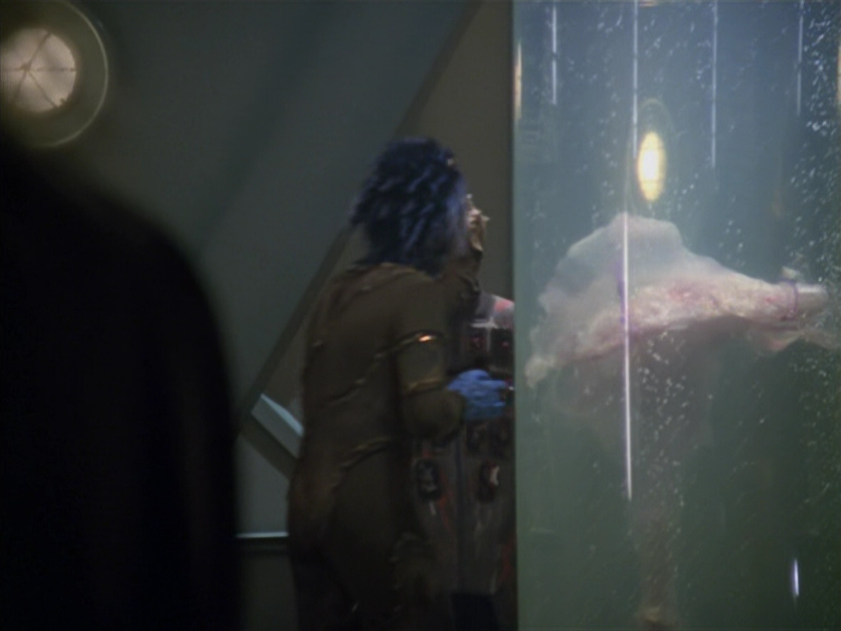 extant_StarTrek_VOY_5x20-ThinkTank_00349.jpg