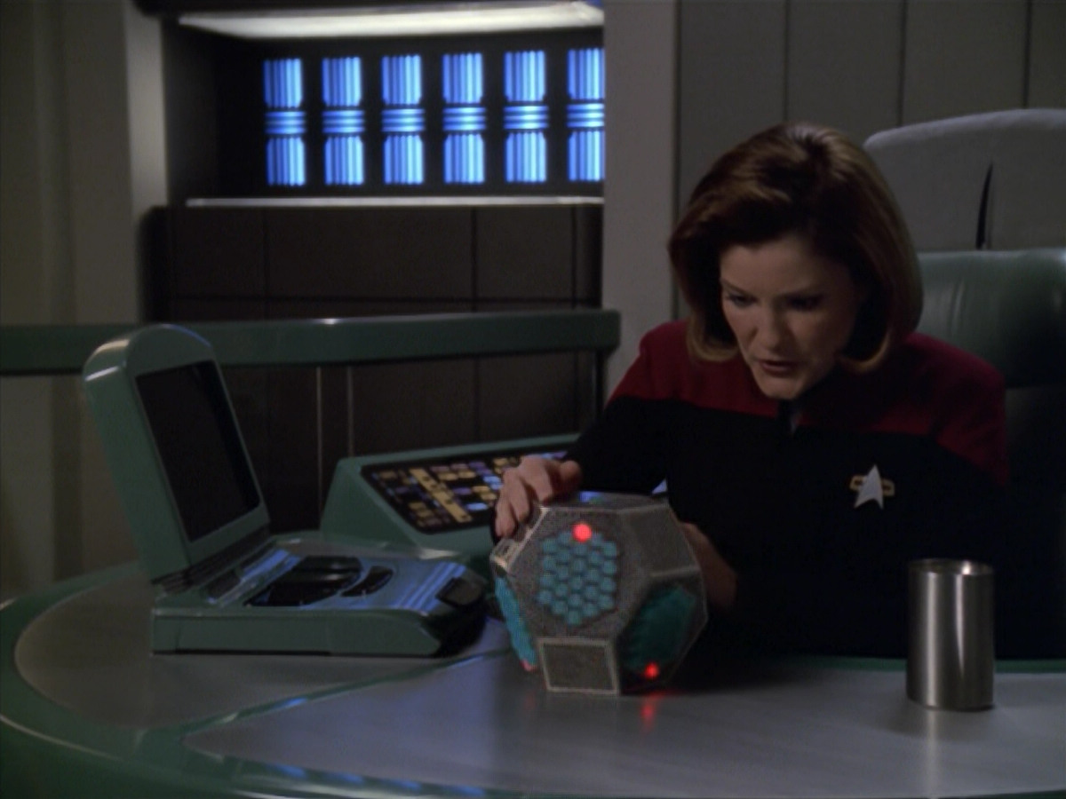 extant_StarTrek_VOY_5x20-ThinkTank_00534.jpg
