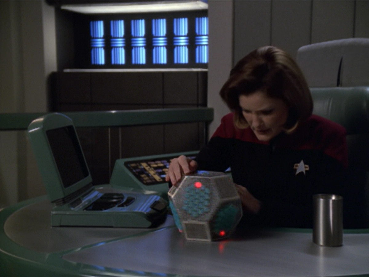 extant_StarTrek_VOY_5x20-ThinkTank_00535.jpg
