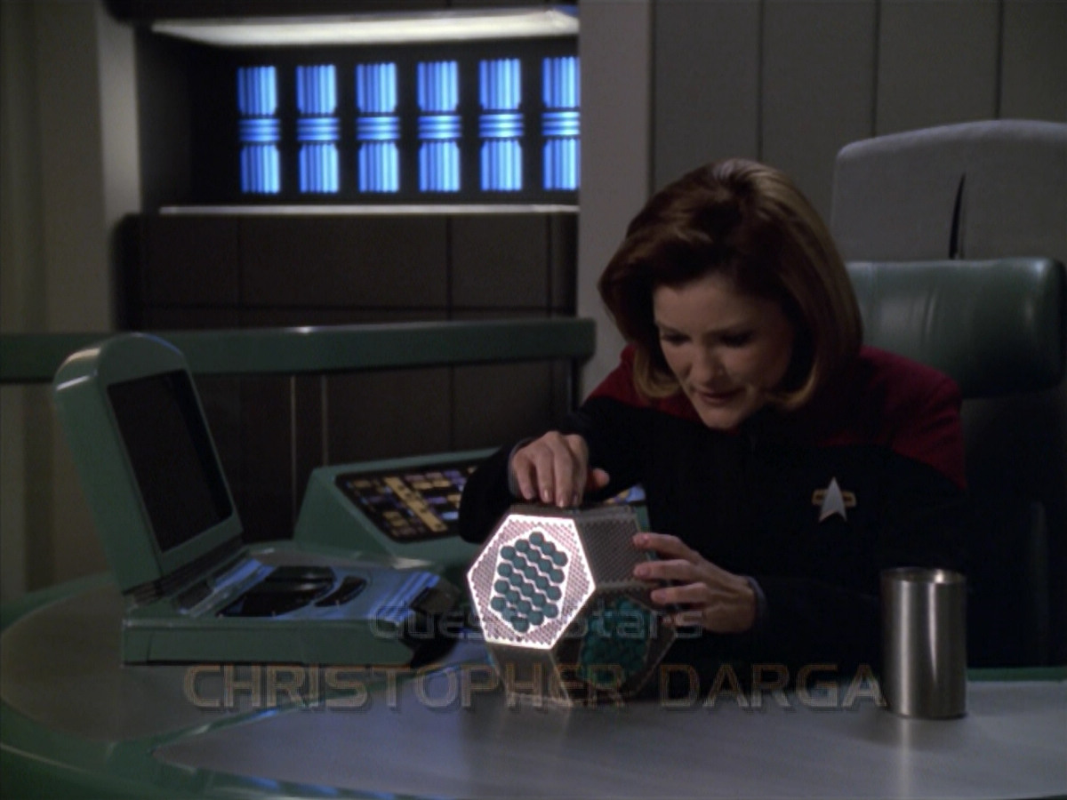 extant_StarTrek_VOY_5x20-ThinkTank_00543.jpg