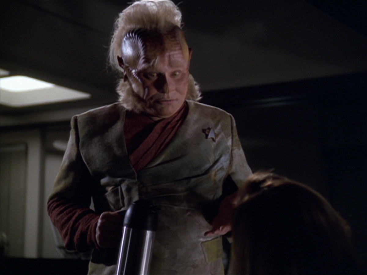 extant_StarTrek_VOY_5x20-ThinkTank_00918.jpg