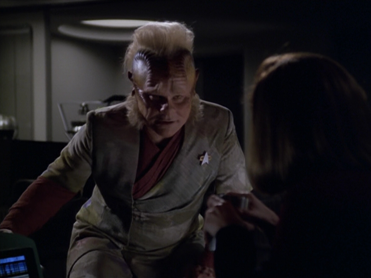 extant_StarTrek_VOY_5x20-ThinkTank_00977.jpg