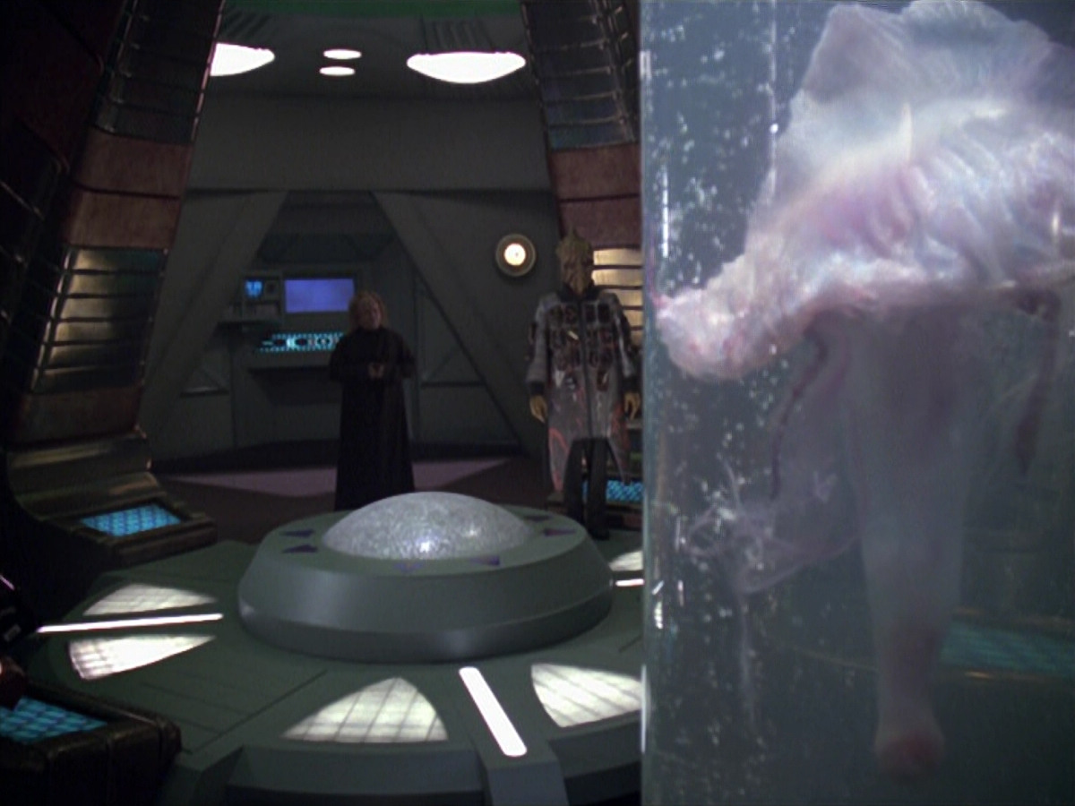 extant_StarTrek_VOY_5x20-ThinkTank_01384.jpg