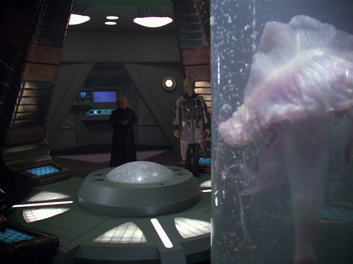 extant_StarTrek_VOY_5x20-ThinkTank_01385.jpg