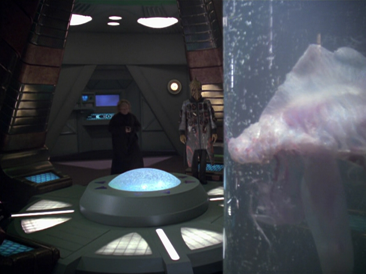 extant_StarTrek_VOY_5x20-ThinkTank_01387.jpg