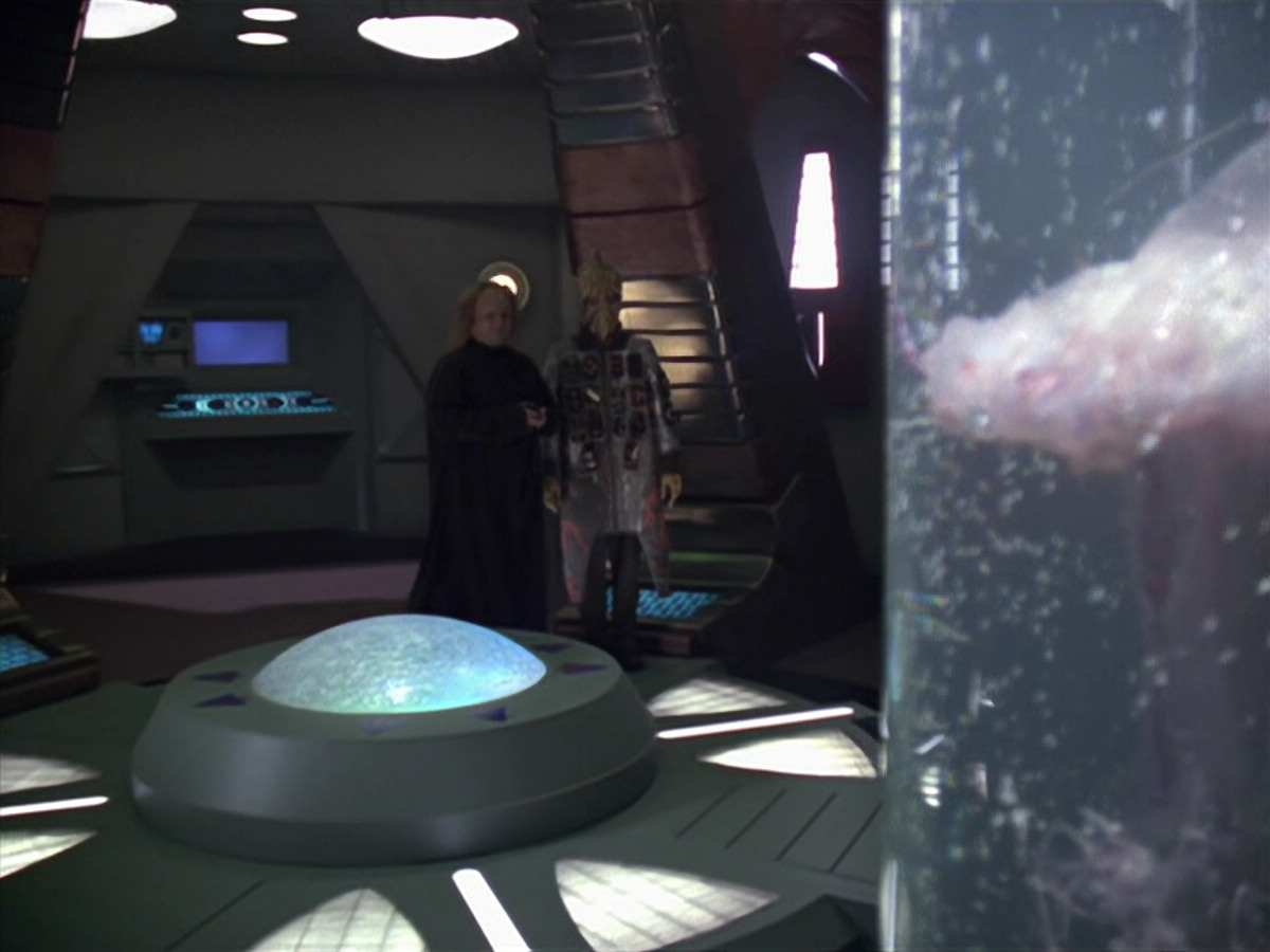 extant_StarTrek_VOY_5x20-ThinkTank_01390.jpg