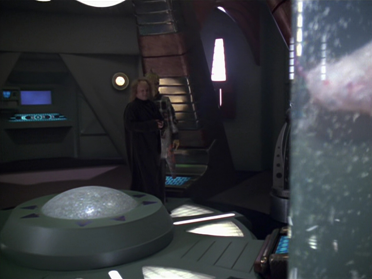 extant_StarTrek_VOY_5x20-ThinkTank_01391.jpg