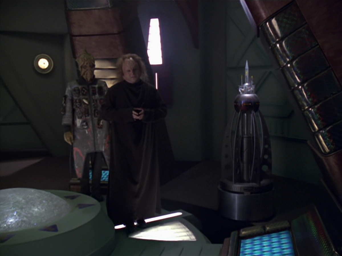 extant_StarTrek_VOY_5x20-ThinkTank_01393.jpg