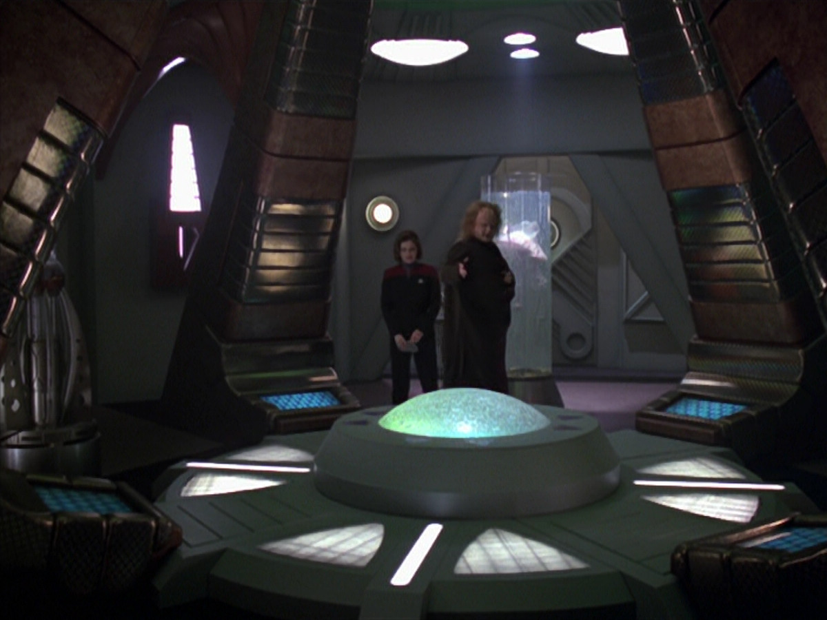 extant_StarTrek_VOY_5x20-ThinkTank_01448.jpg