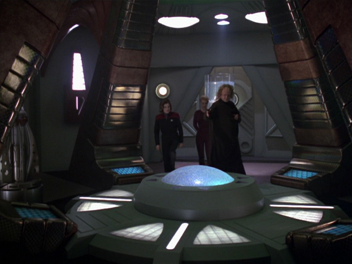 extant_StarTrek_VOY_5x20-ThinkTank_01449.jpg
