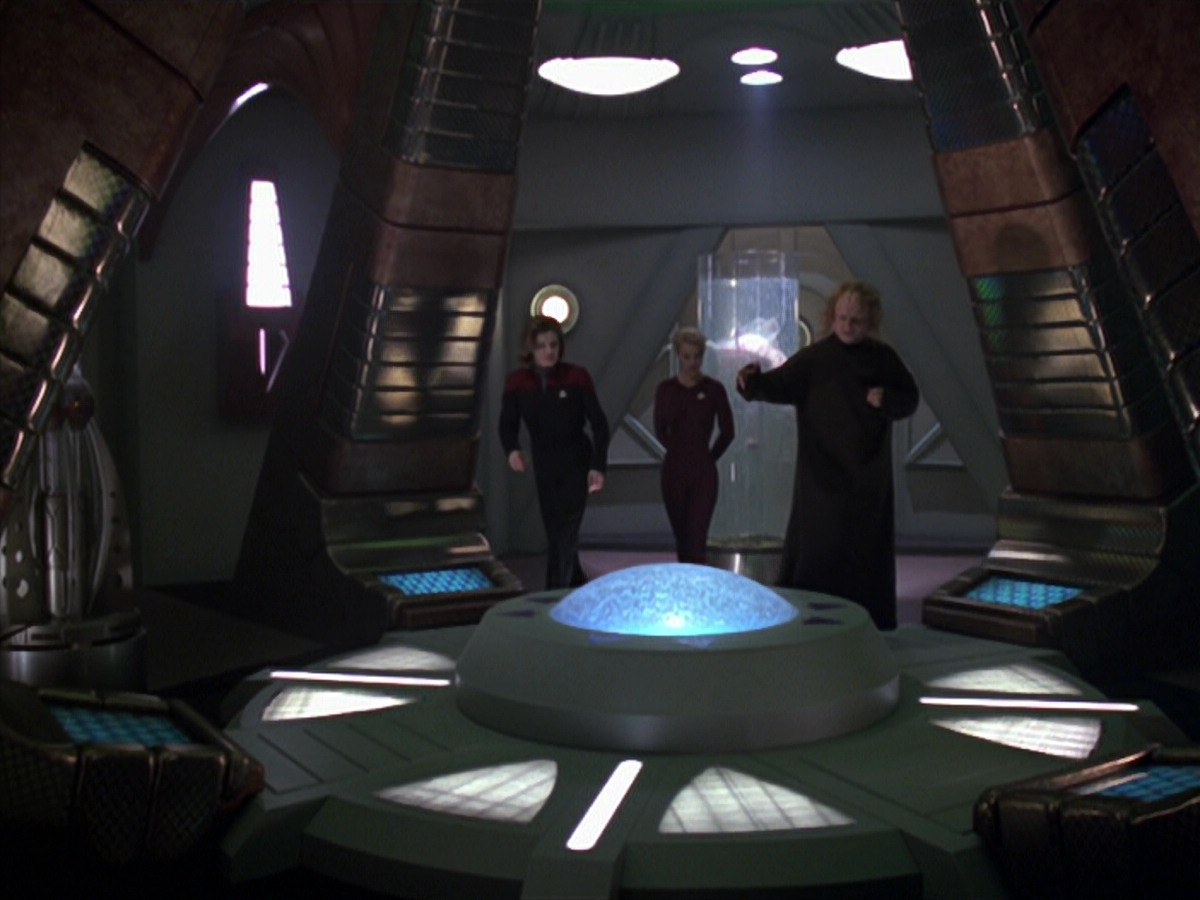 extant_StarTrek_VOY_5x20-ThinkTank_01450.jpg