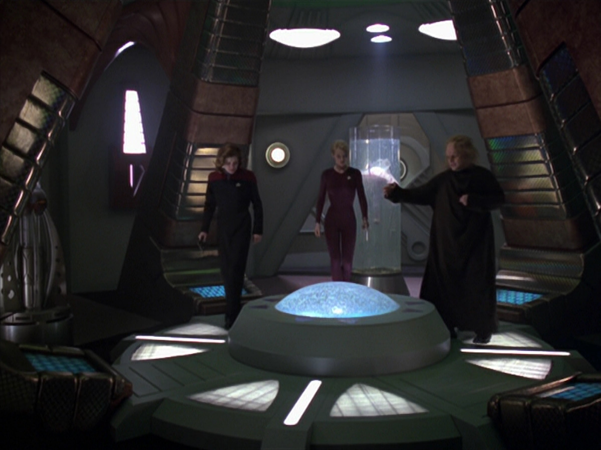 extant_StarTrek_VOY_5x20-ThinkTank_01452.jpg