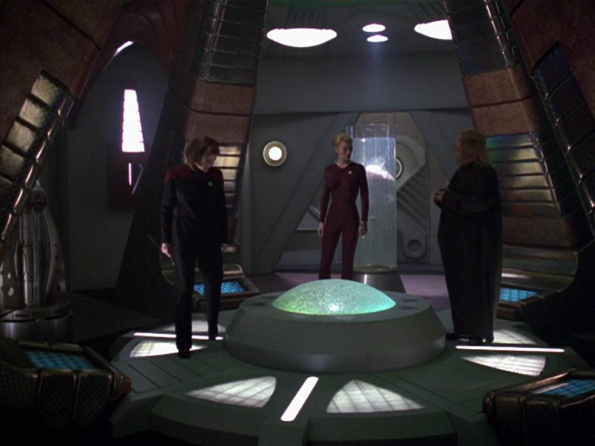 extant_StarTrek_VOY_5x20-ThinkTank_01454.jpg