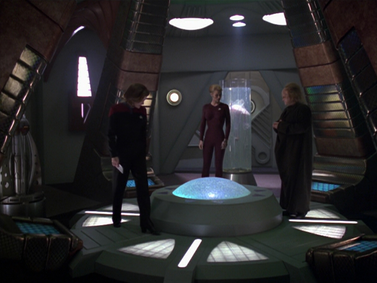 extant_StarTrek_VOY_5x20-ThinkTank_01455.jpg