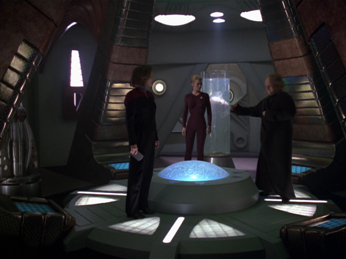 extant_StarTrek_VOY_5x20-ThinkTank_01468.jpg