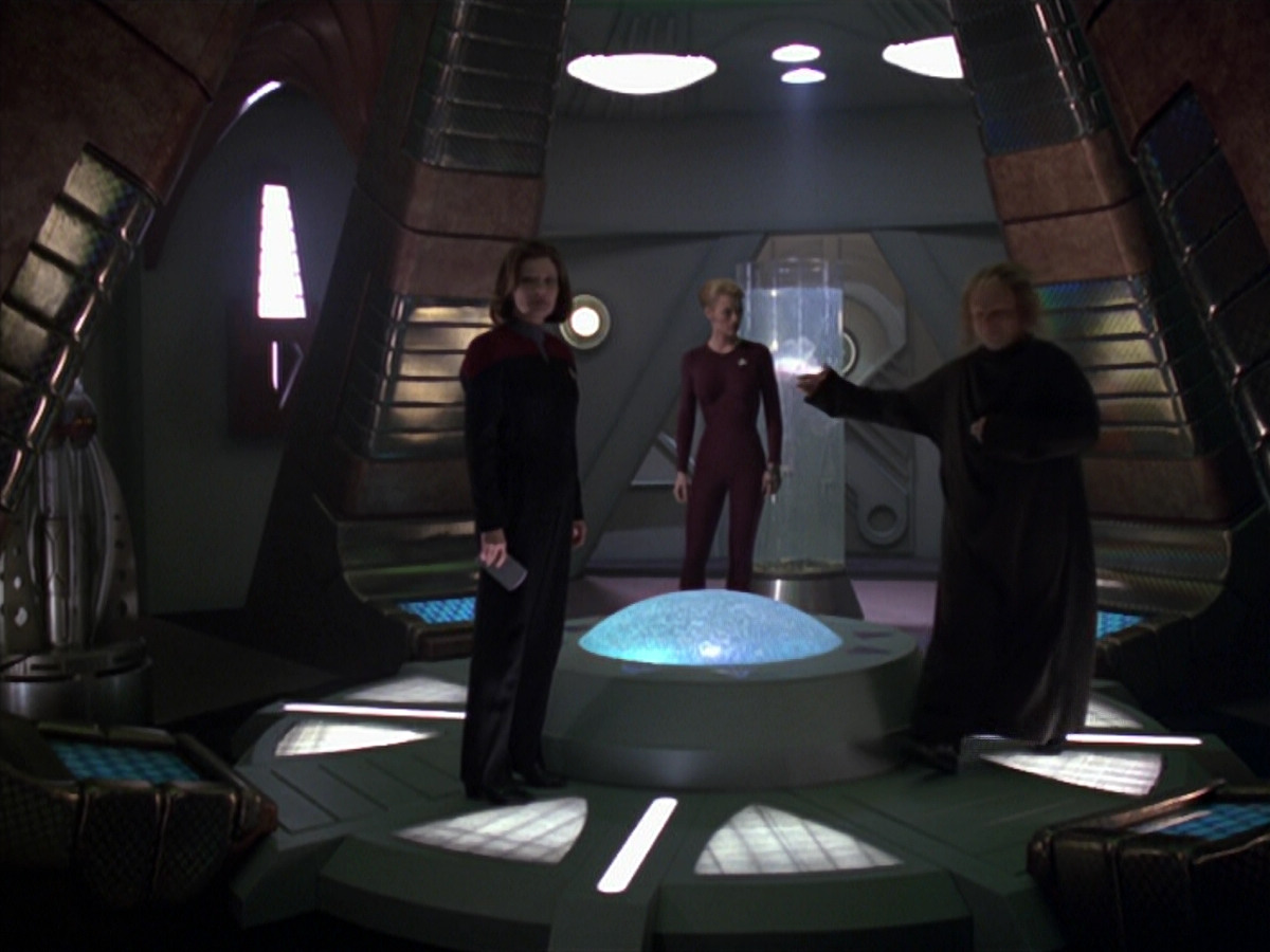 extant_StarTrek_VOY_5x20-ThinkTank_01469.jpg