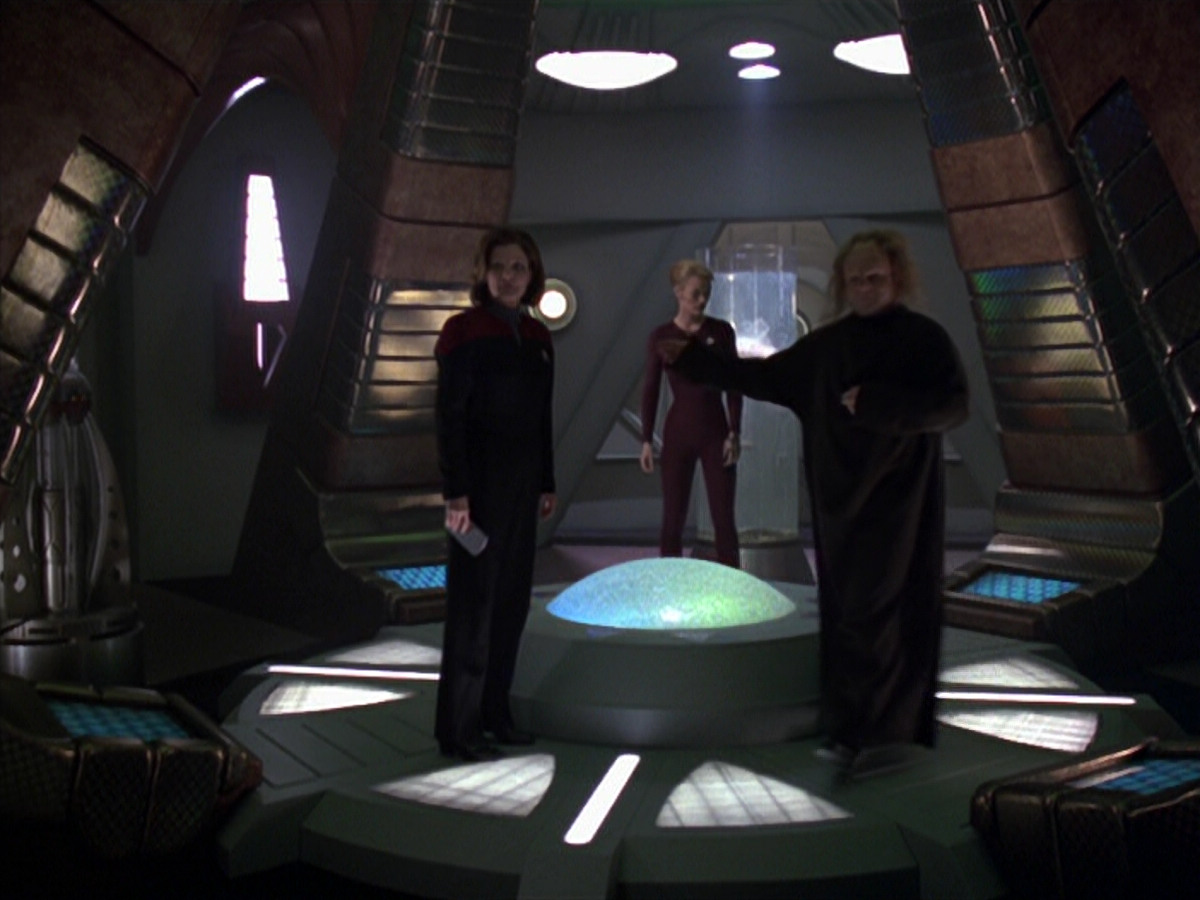 extant_StarTrek_VOY_5x20-ThinkTank_01470.jpg