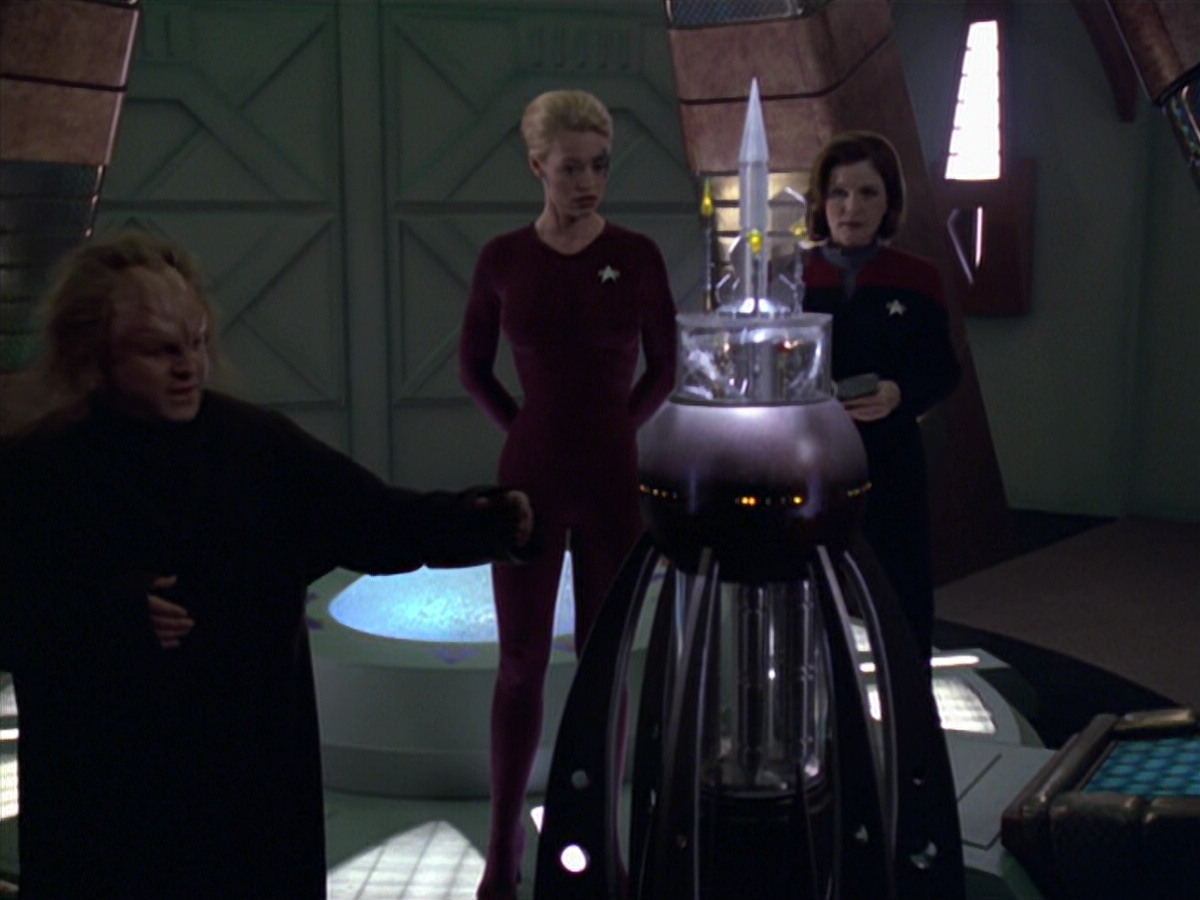 extant_StarTrek_VOY_5x20-ThinkTank_01552.jpg