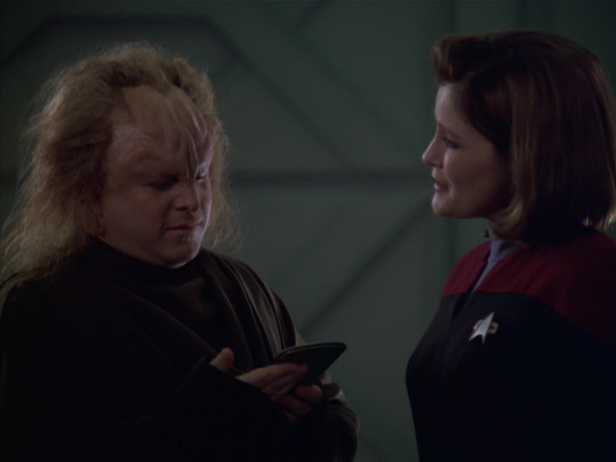 extant_StarTrek_VOY_5x20-ThinkTank_01796.jpg