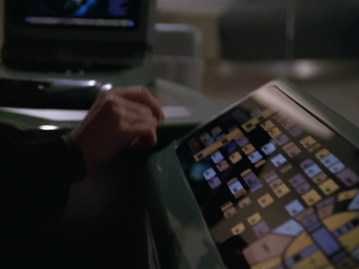 extant_StarTrek_VOY_5x20-ThinkTank_01871.jpg