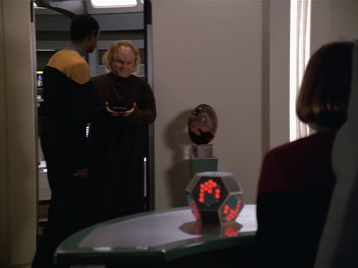 extant_StarTrek_VOY_5x20-ThinkTank_01896.jpg