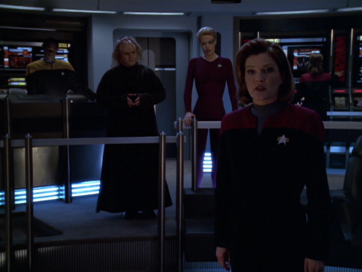 extant_StarTrek_VOY_5x20-ThinkTank_02429.jpg