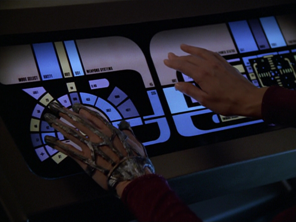 extant_StarTrek_VOY_5x20-ThinkTank_02569.jpg