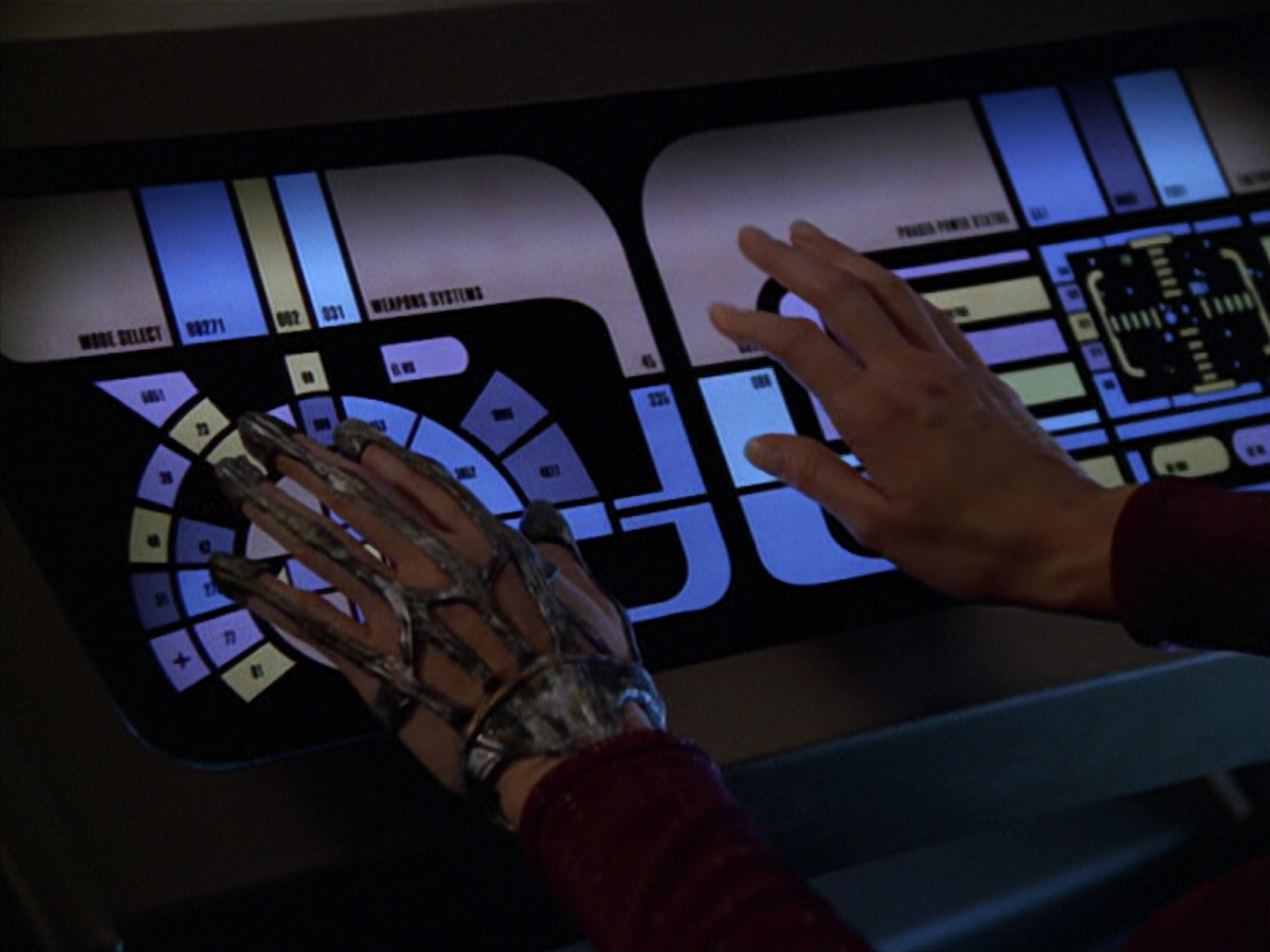 extant_StarTrek_VOY_5x20-ThinkTank_02570.jpg