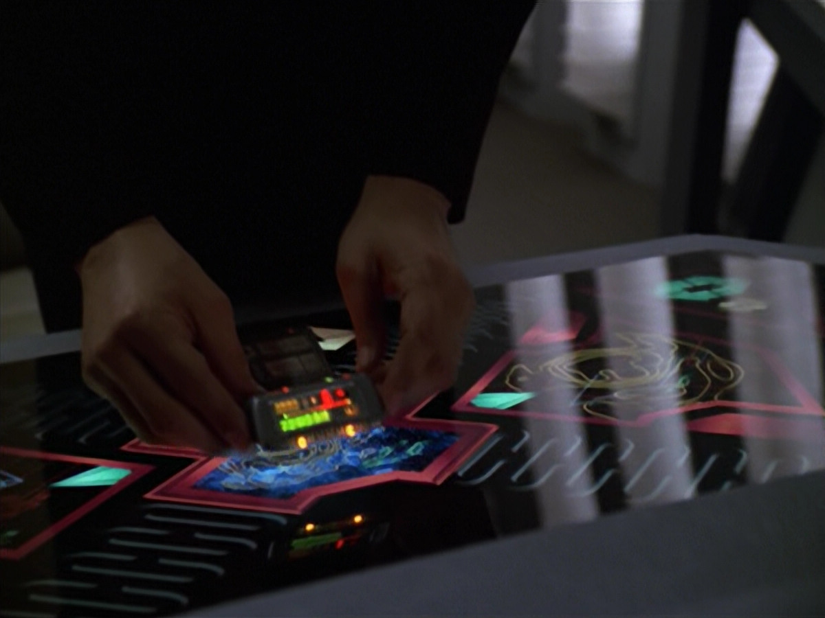 extant_StarTrek_VOY_5x20-ThinkTank_02736.jpg
