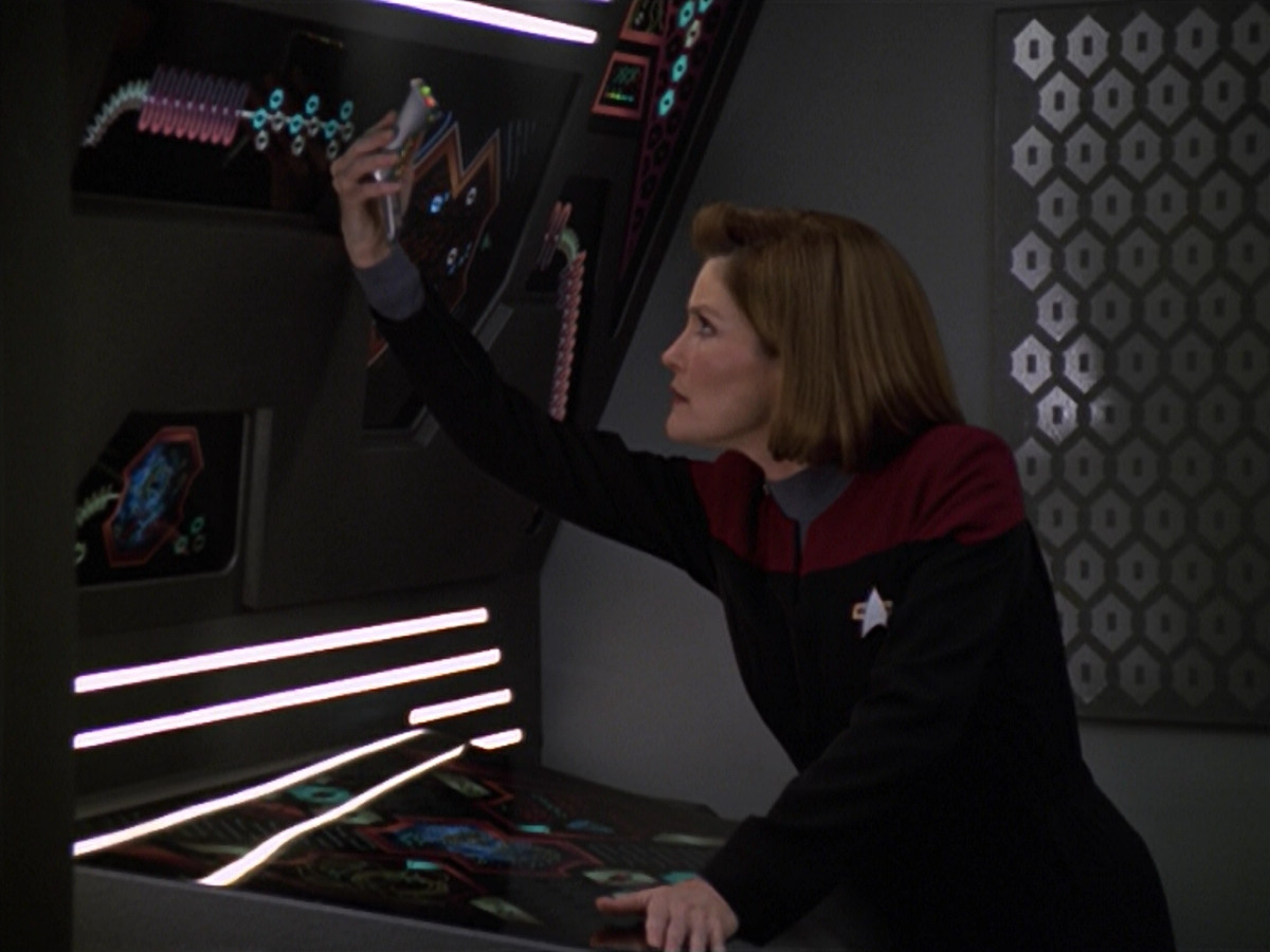 extant_StarTrek_VOY_5x20-ThinkTank_02744.jpg
