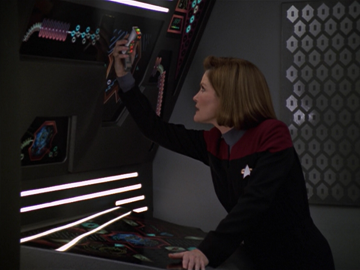 extant_StarTrek_VOY_5x20-ThinkTank_02747.jpg
