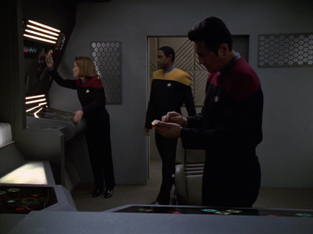extant_StarTrek_VOY_5x20-ThinkTank_02753.jpg