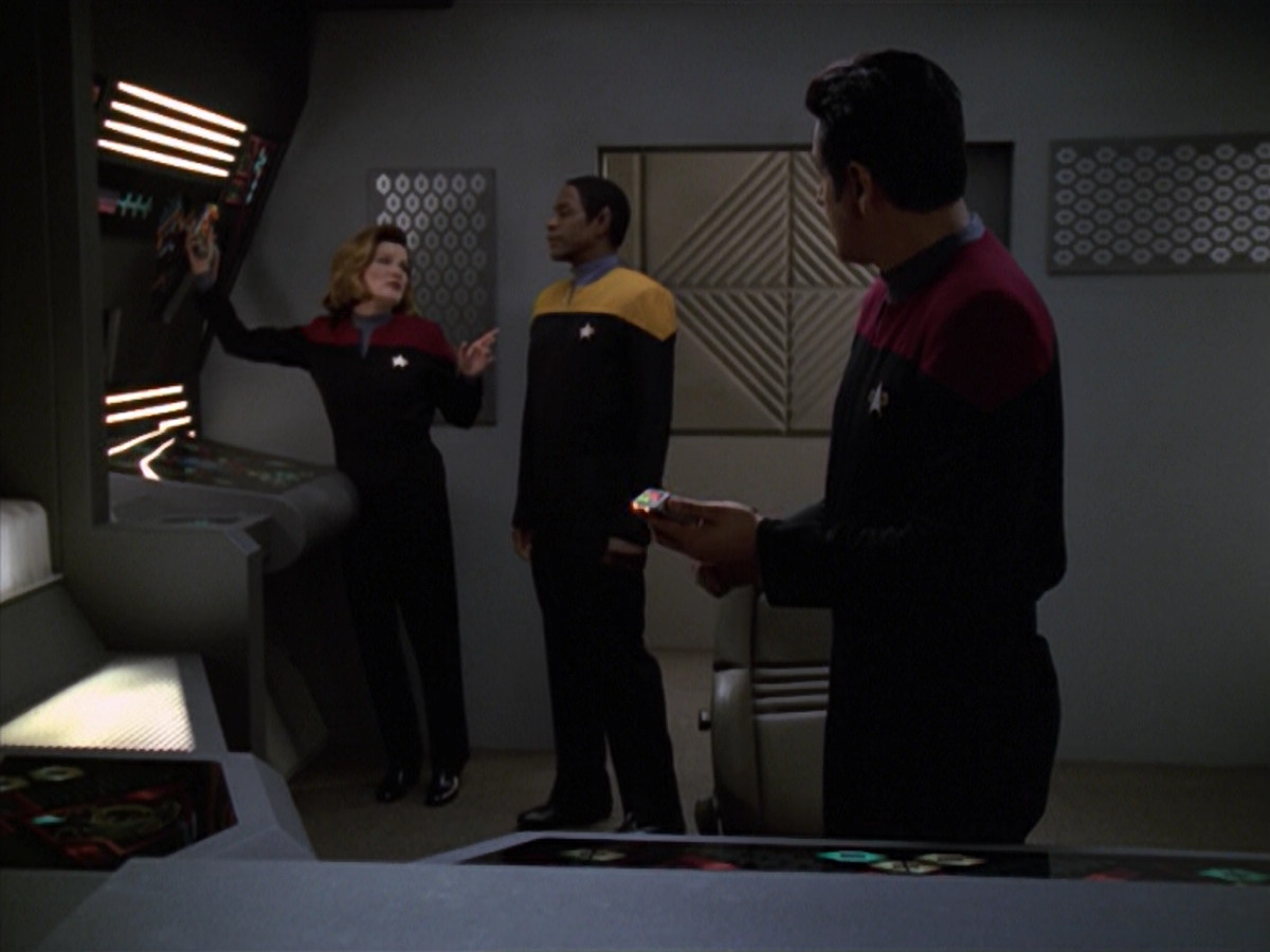 extant_StarTrek_VOY_5x20-ThinkTank_02755.jpg