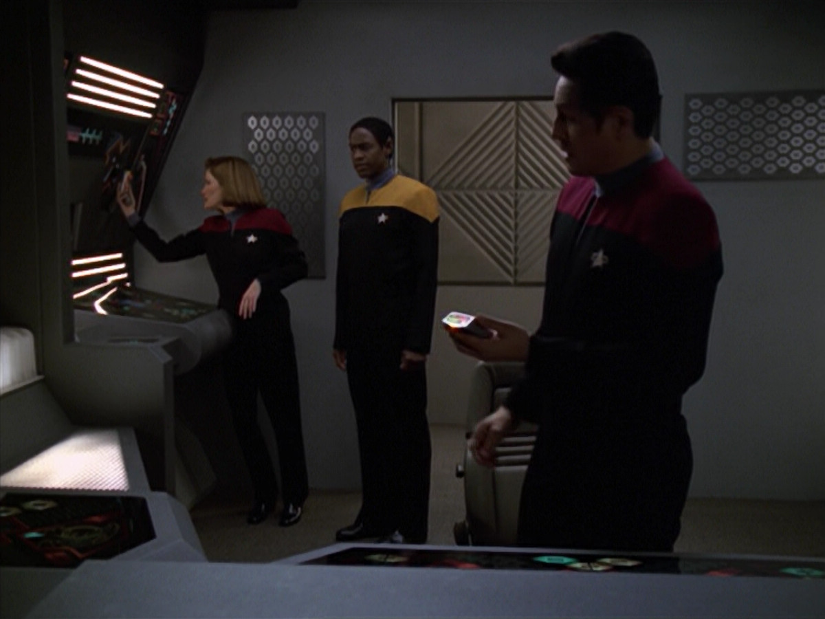 extant_StarTrek_VOY_5x20-ThinkTank_02763.jpg