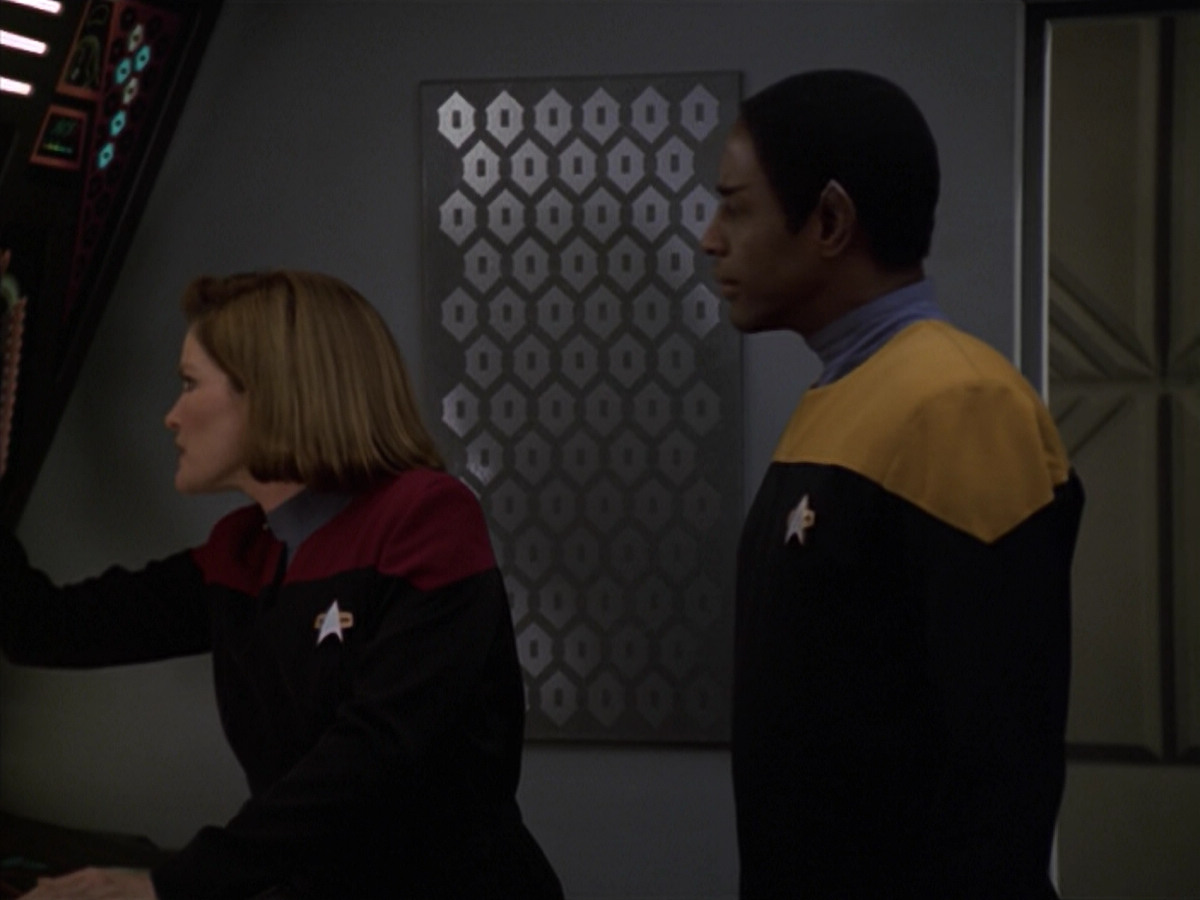 extant_StarTrek_VOY_5x20-ThinkTank_02766.jpg