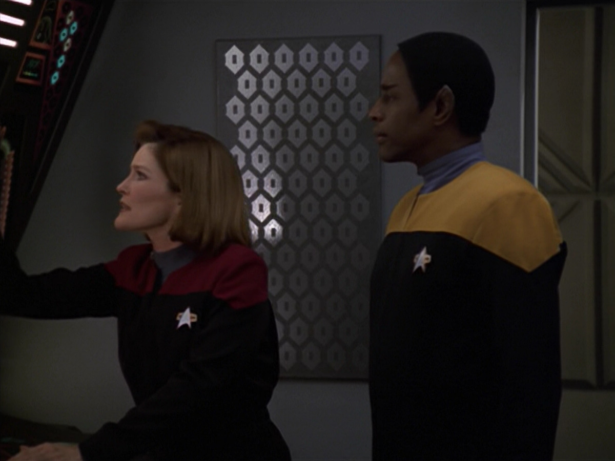 extant_StarTrek_VOY_5x20-ThinkTank_02768.jpg