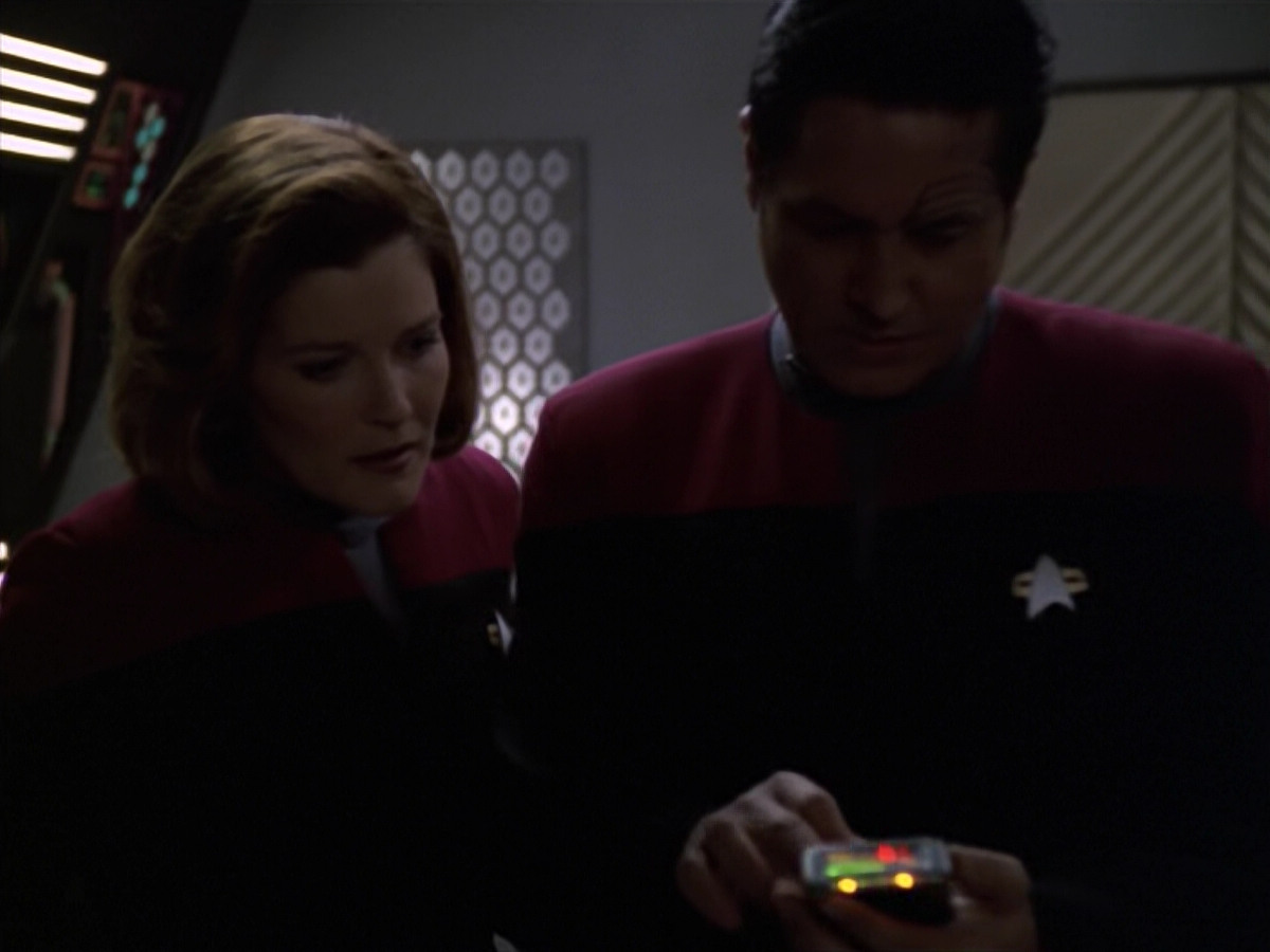 extant_StarTrek_VOY_5x20-ThinkTank_02778.jpg