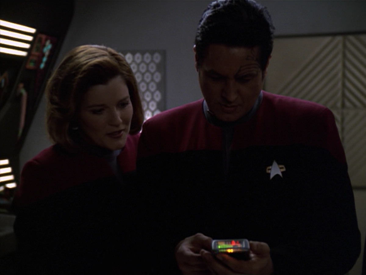 extant_StarTrek_VOY_5x20-ThinkTank_02781.jpg