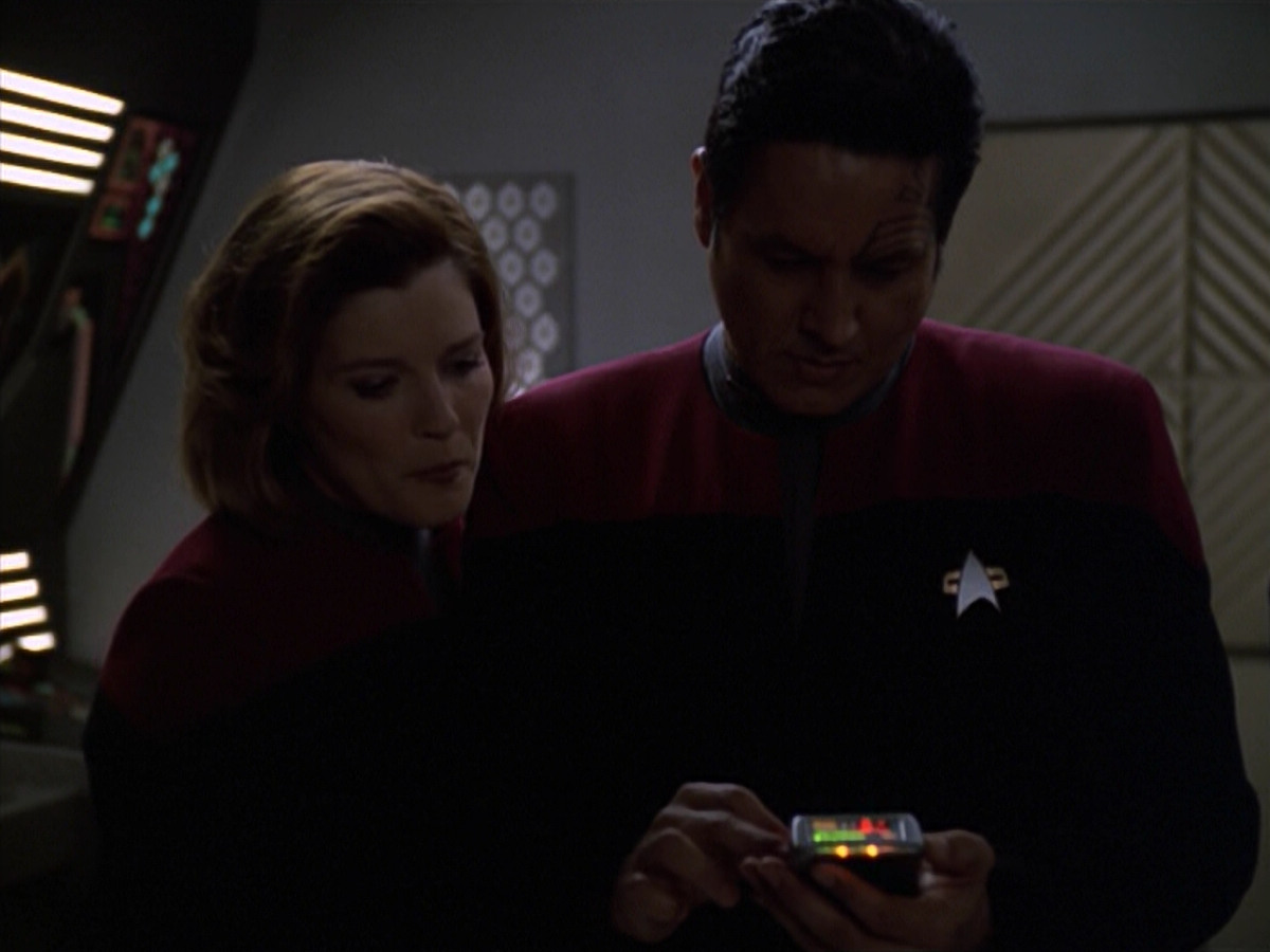 extant_StarTrek_VOY_5x20-ThinkTank_02791.jpg