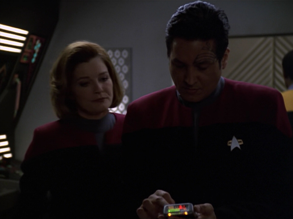 extant_StarTrek_VOY_5x20-ThinkTank_02804.jpg