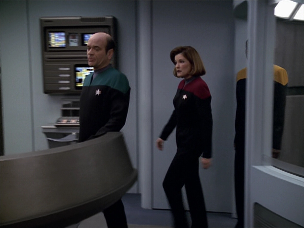 extant_StarTrek_VOY_5x20-ThinkTank_02813.jpg