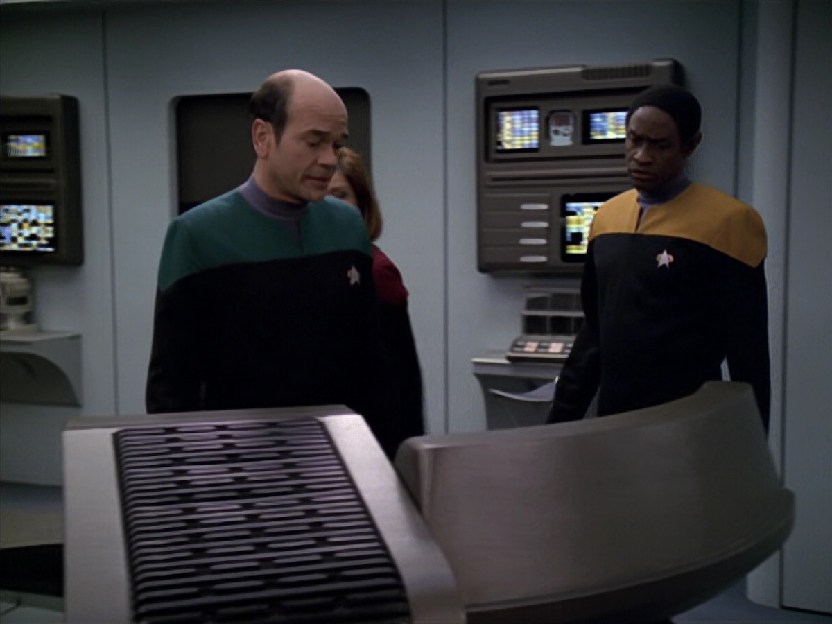 extant_StarTrek_VOY_5x20-ThinkTank_02815.jpg