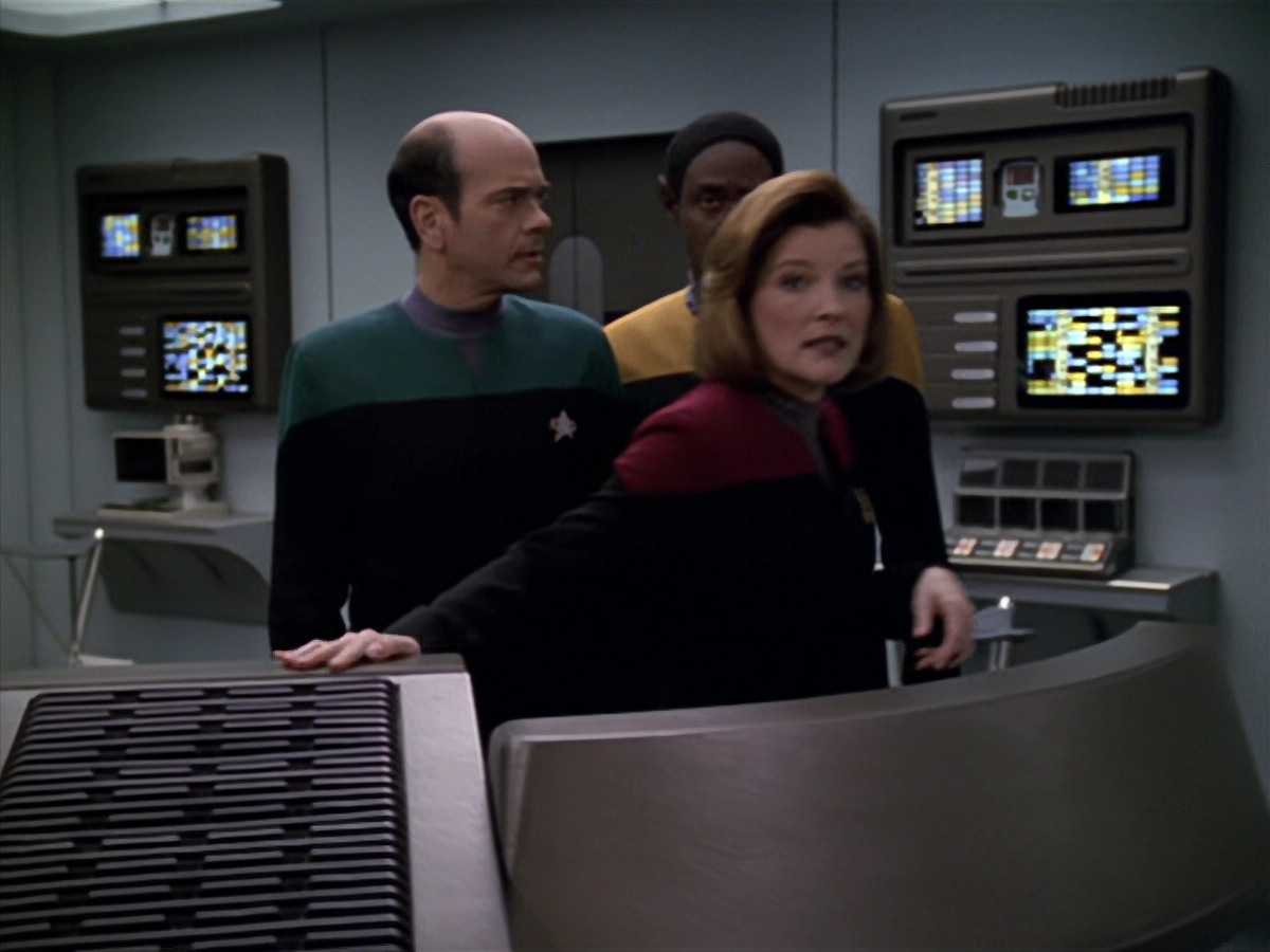 extant_StarTrek_VOY_5x20-ThinkTank_02851.jpg