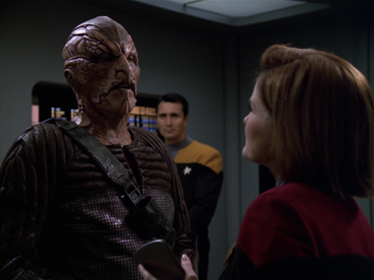 extant_StarTrek_VOY_5x20-ThinkTank_02911.jpg
