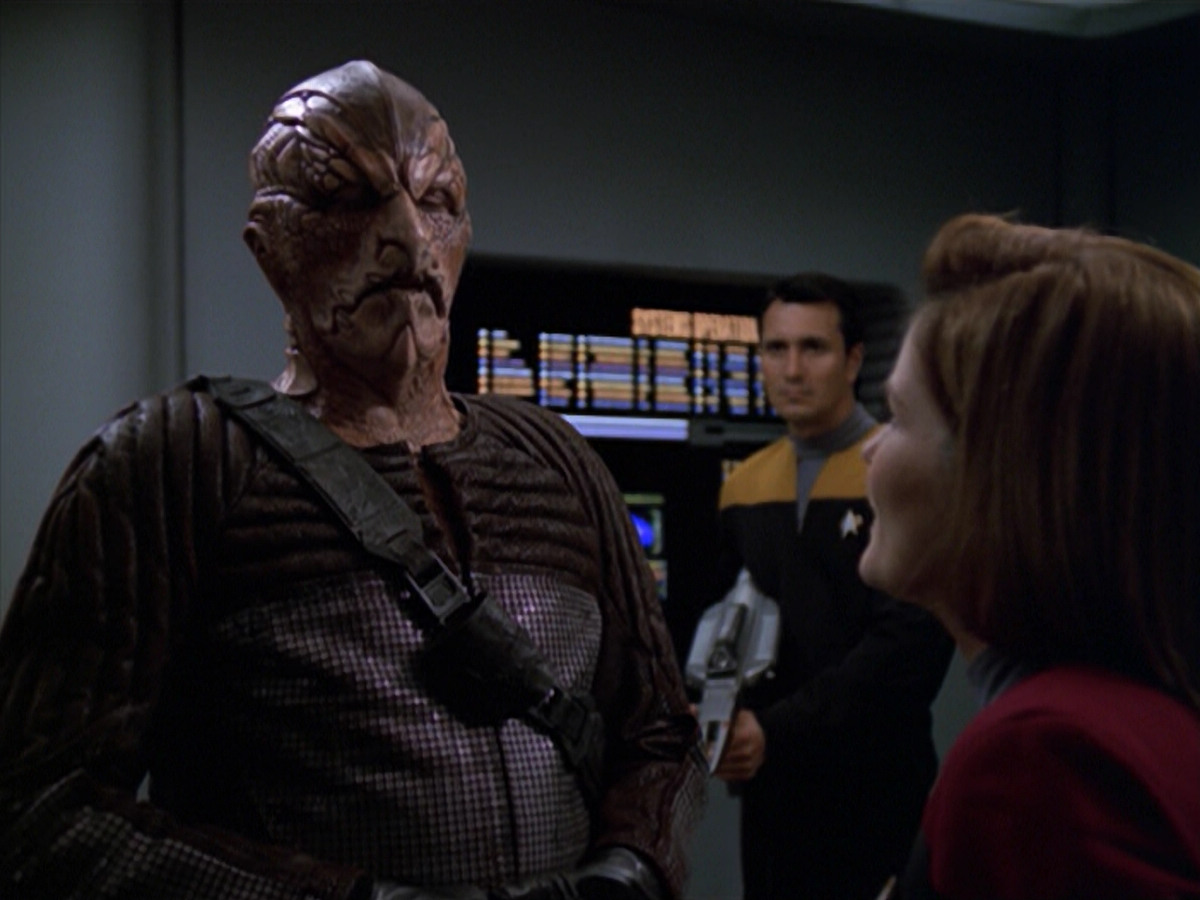 extant_StarTrek_VOY_5x20-ThinkTank_02928.jpg