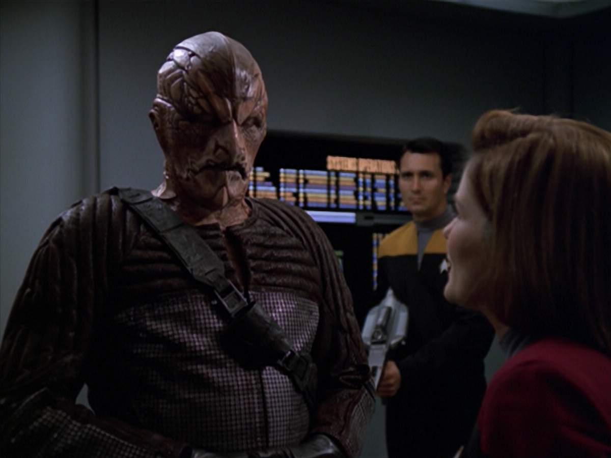 extant_StarTrek_VOY_5x20-ThinkTank_02934.jpg