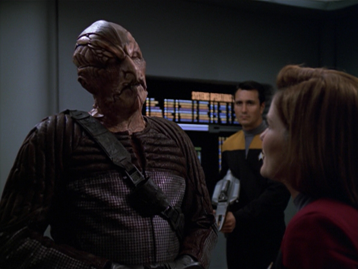 extant_StarTrek_VOY_5x20-ThinkTank_02935.jpg